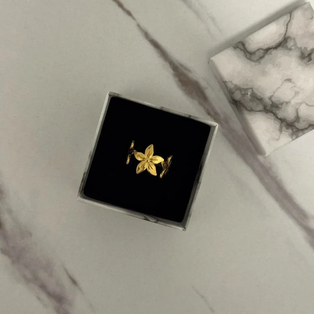 Sku0557 Retro Gold Floral Women Signet Fashion Ring‎ Stainless steel + gift bag